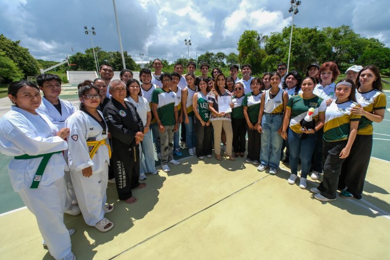 Ante alumnos y maestros, anuncia Mara Lezama construcción de un domo en la UQROO