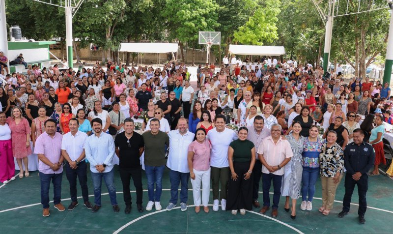 CELEBRA BLANCA MERARI A MAMÁS TRABAJADORAS DEL AYUNTAMIENTO