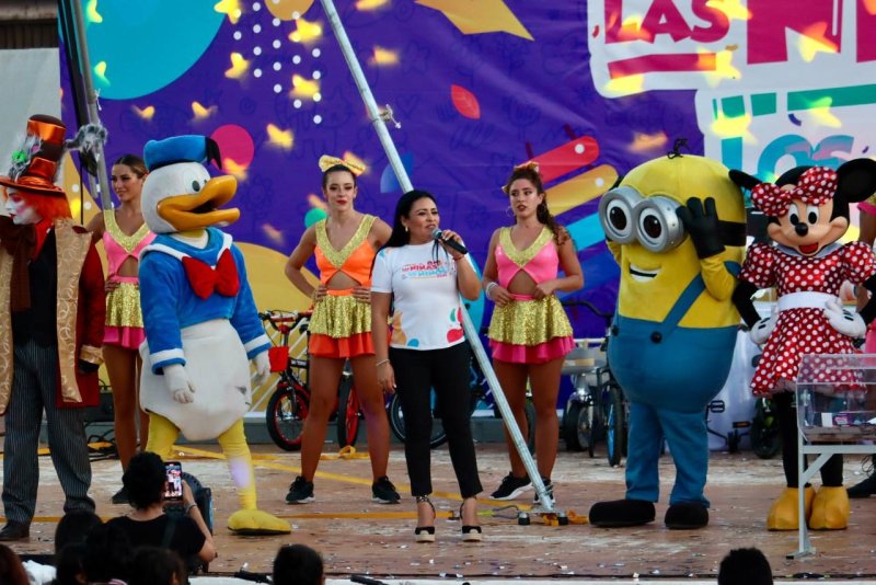 CON GRAN DIVERSIÓN FESTEJA BLANCA MERARI A LAS NIÑAS Y NIÑOS DE LEONA VICARIO