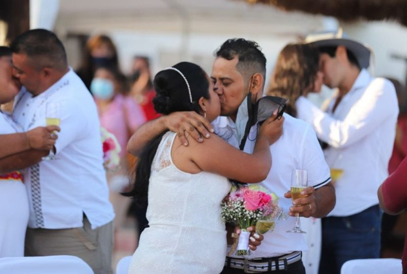 Contraen matrimonio 16 parejas en las Bodas Colectivas de Puerto Morelos