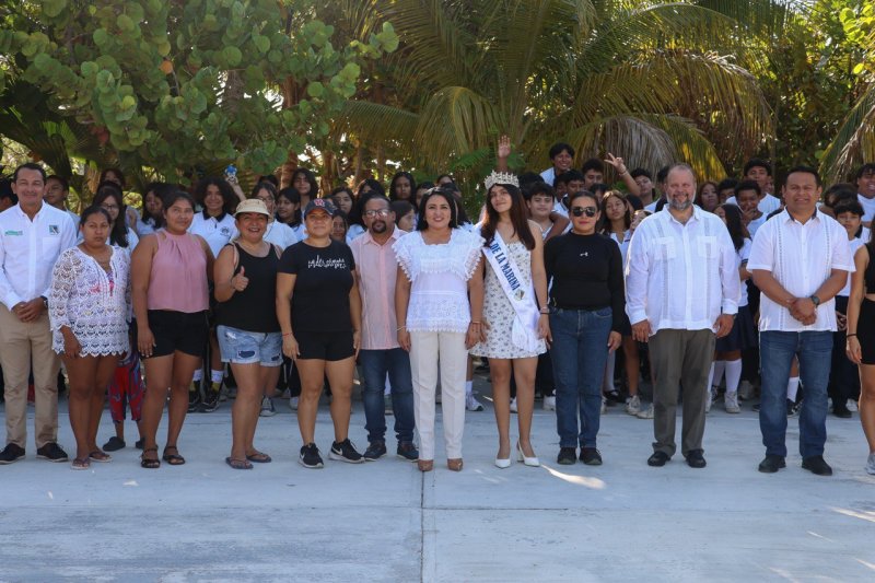 CORONA BLANCA MERARI A LA REINA DEL DÍA DE LA MARINA
