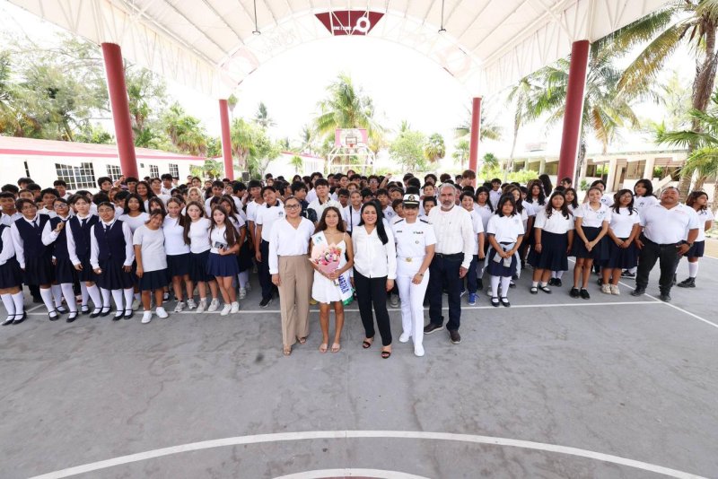CORONA BLANCA MERARI A REINA DEL DÍA DE LA MARINA, EN LA ESCUELA SECUNDARIA TÉCNICA NO. 7 “PRIMERO DE JUNIO”