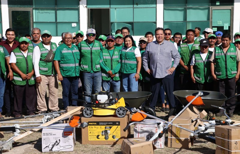 ENCABEZA BLANCA MERARI LA ENTREGA DE EQUIPOS Y HERRAMIENTAS A SERVICIOS PÚBLICOS DE PUERTO MORELOS
