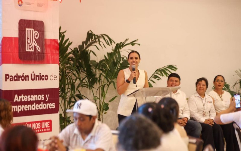 ENTREGA ANA PATY PERALTA 79 CREDENCIALES Y CERTIFICADOS A EMPRENDEDORES Y ARTESANOS