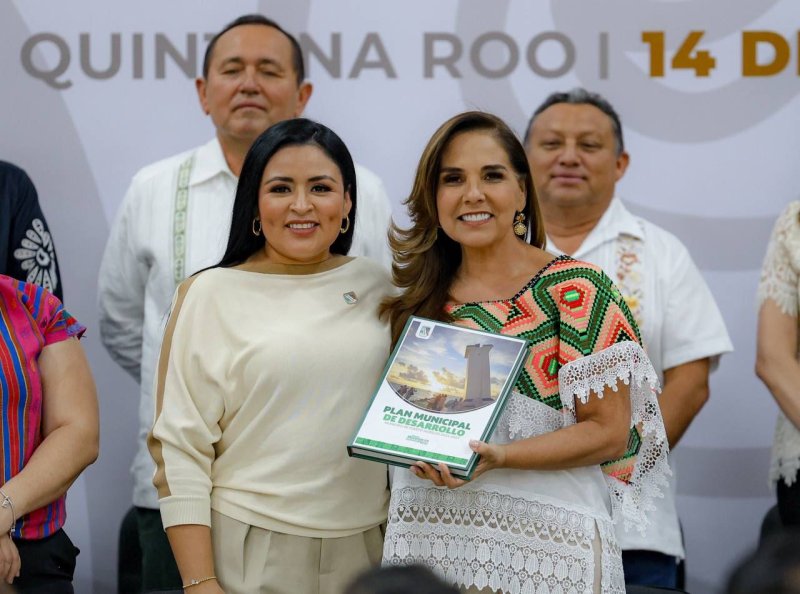 ENTREGA BLANCA MERARI A LA GOBERNADORA EL PLAN MUNICIPAL DE DESARROLLO