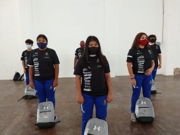 Entrega la COJUDEQ uniformes a deportistas seleccionados estatales