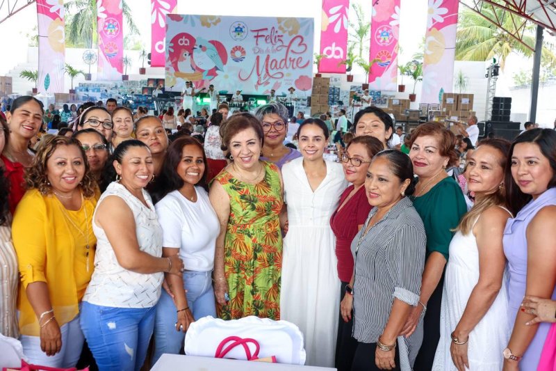 FESTEJA ANA PATY PERALTA A MADRES SINDICALIZADAS DEL AYUNTAMIENTO DE BJ