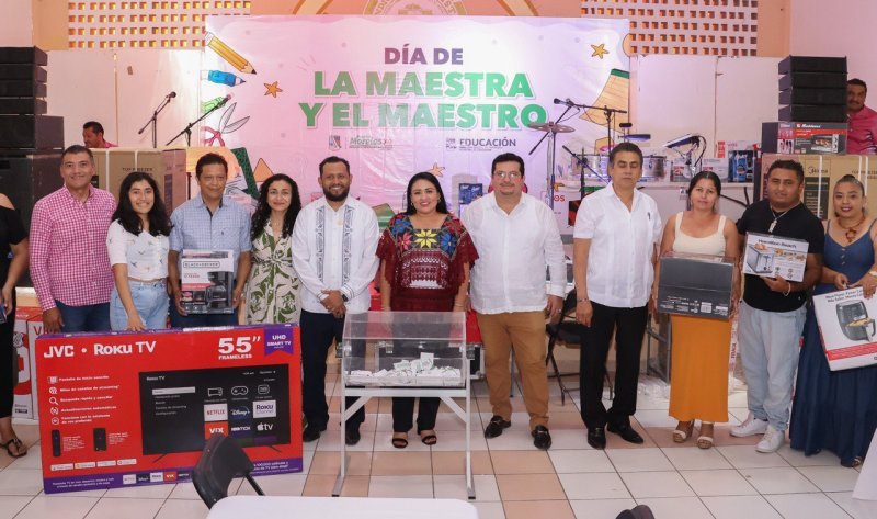 FESTEJA BLANCA MERARI A LAS Y LOS MAESTROS DE PUERTO MORELOS