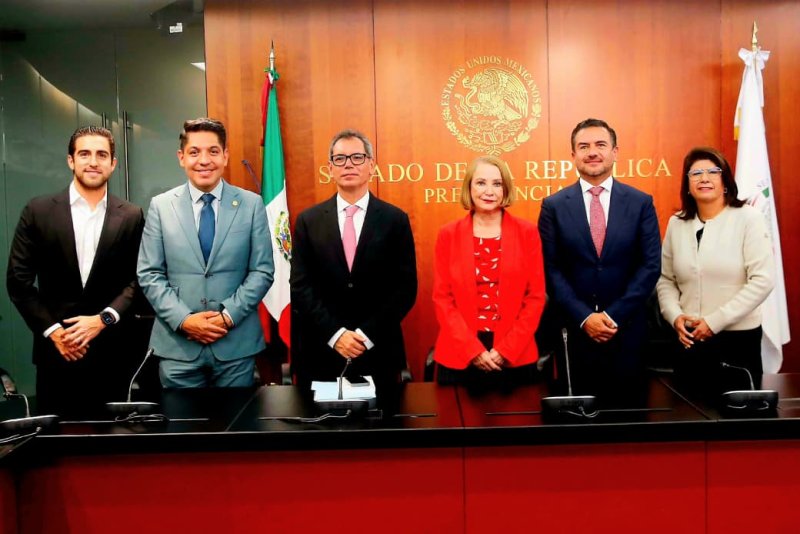 Gino Segura recibe en el Senado el Paquete Económico 2026