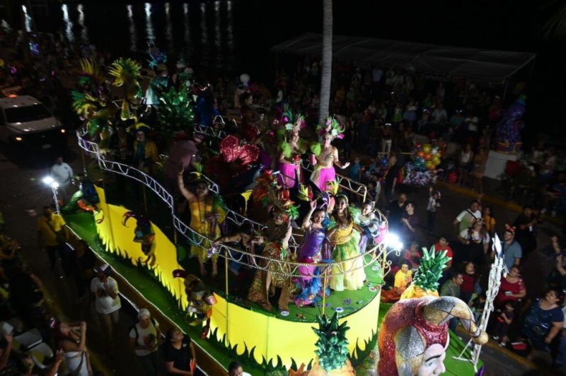 Mara Lezama vive la alegría del carnaval con cozumeleños