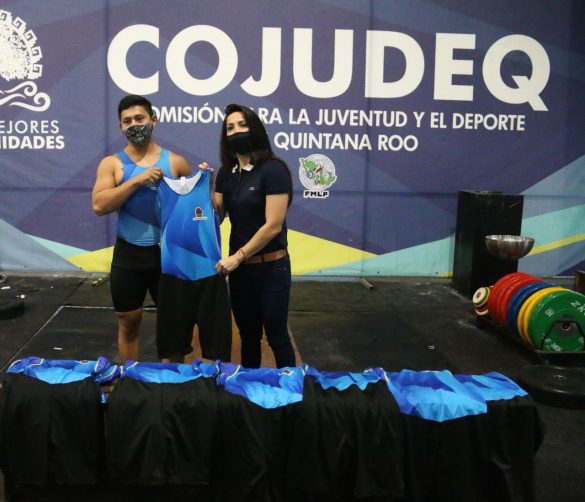 Pesistas reciben sus uniformes de competencia