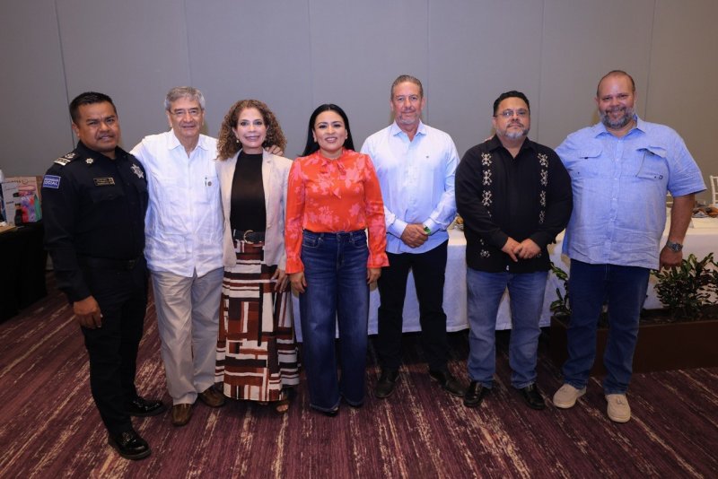 RECONOCE BLANCA MERARI EL VALOR Y ENTREGA DE LAS MAMÁS POLICÍAS DE PUERTO MORELOS