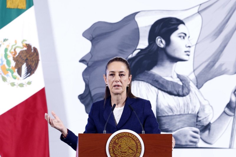 Sheinbaum se compromete con las víctimas, pese a reclamos en la marcha del 8M