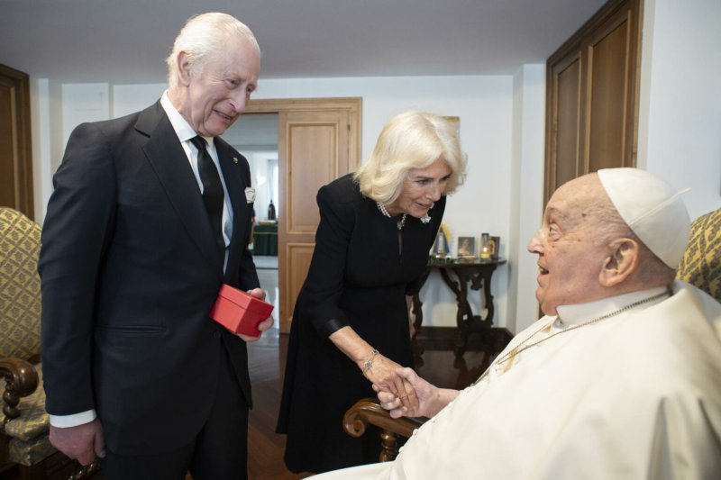 Vaticano revela foto inédita del Papa Francisco sin oxígeno junto a los Reyes Carlos III y Camila