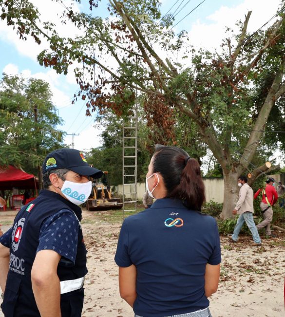 Verifica Carlos Joaquín afectaciones del huracán “Delta” en Leona Vicario, Puerto Morelos