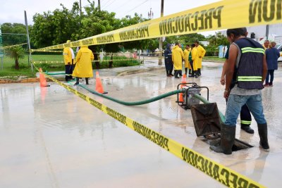 ¡ALERTA EN PUERTO MORELOS! COLAPSA TUBERÍA DE AGUAKAN Y UNA FUGA DE AGUA PROVOCA RIESGO EN LA VÍA PÚBLICA