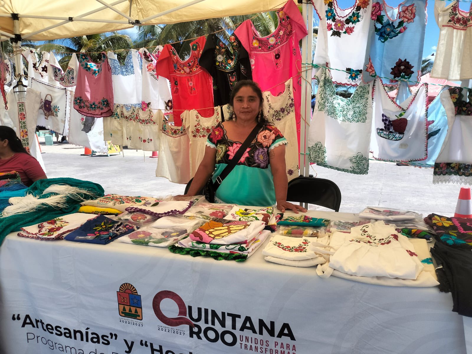 SEDE – Continúa la Expo Faro Artesanal en Puerto Morelos con una amplia muestra de talento local